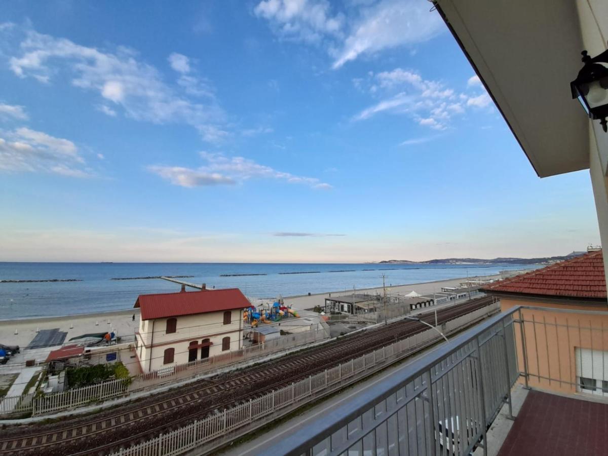 Appartamento Fronte Mare Falconara Marittima Bagian luar foto